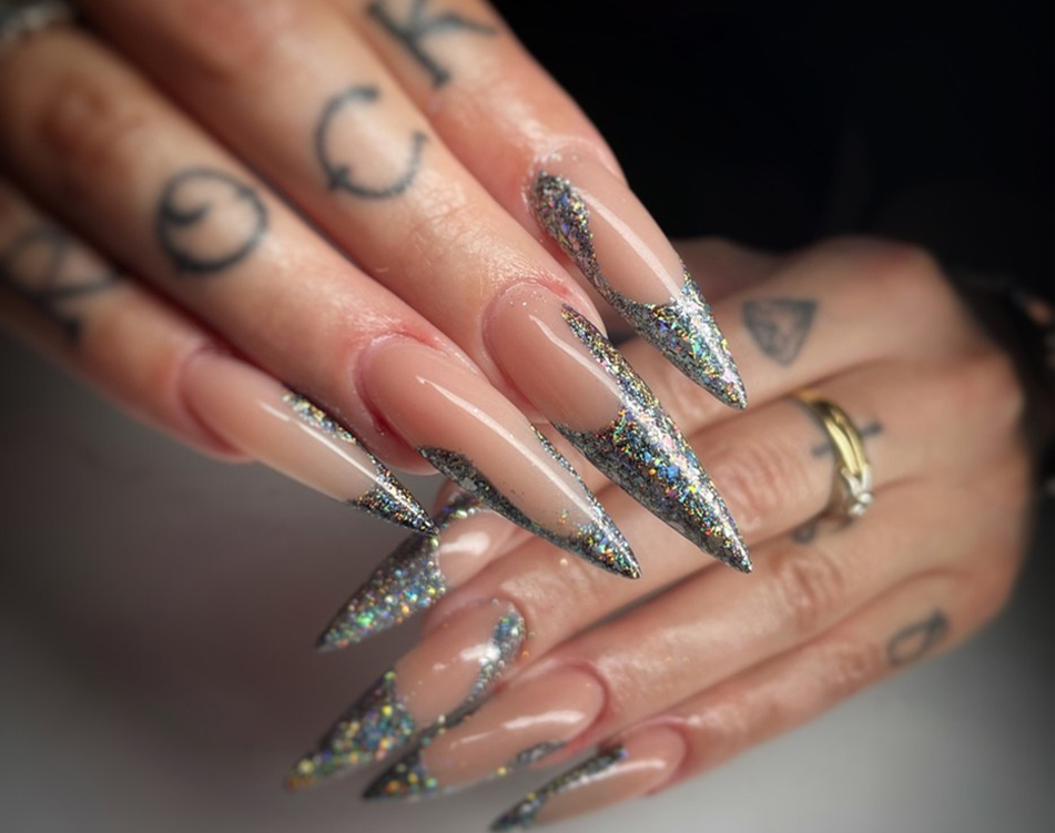 Ongles pointus Kila Studio salon de tatouage nice-tatouage cannes-maquillage semi permanent toulon-onglerie brignoles-tattoo alpes maritimes-vernis semi permanent var